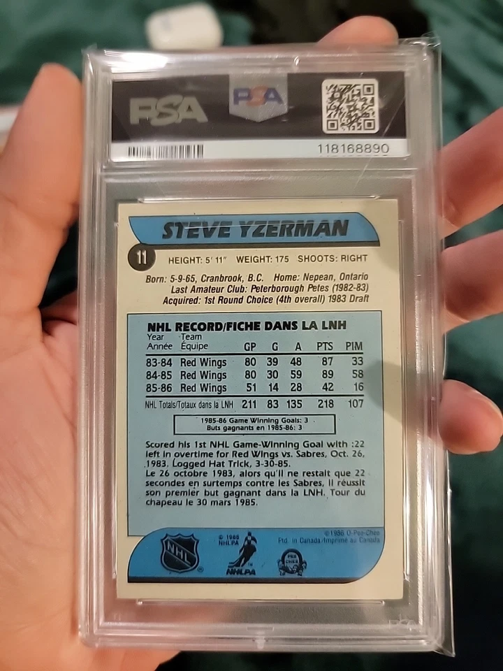 1986 O-PEE-CHEE STEVE YZERMAN AUTOGRAPH. PSA 8/AUTO 10! POP 2. None Higher! - Image 2 of 3