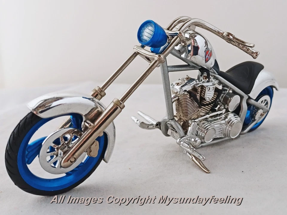 2009 HARLEY-DAVIDSON ARLEN NESS - TWO CHOPPER CUSTOM MODELS - SCALE 1:18 - NEW! - Immagine 2 di 4