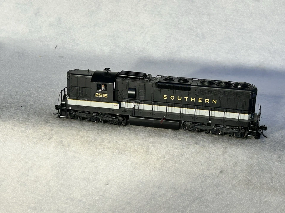 Handsome Atlas Silver Southern RR SD-24 DCC Loco HO Tuxedo Scheme - Image 2 of 4