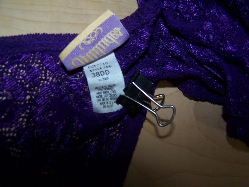 Sujetador con aros de encaje púrpura gelatina de uva Intimate Attitudes de colección talla 38DD Foto 4 de 4