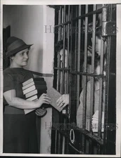 1939 Press Photo Sara Brockman, librarian at Warrensville Workhouse - cva86593