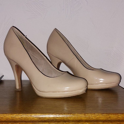 Tamaris Damen Pumps Beige Lackoptik EU 37 Slip-On runde Spitze Pfennigabsatz