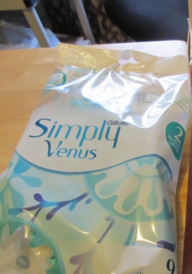 Gillette Simply Venus 2 Blades Disposable Razors w/ A Touch of Aloe  9 ct.