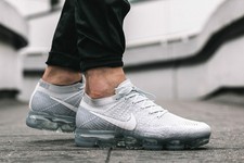 vapor max triple white