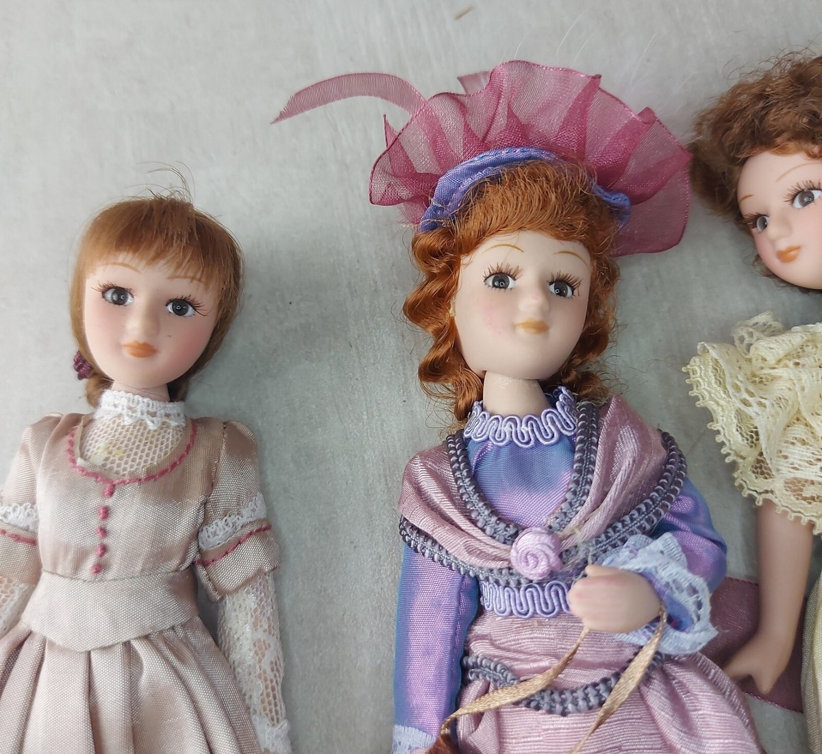 Lot De 5 Petites Poupées Anciennes En Céramique/porcelaine - Robes En Dentelle