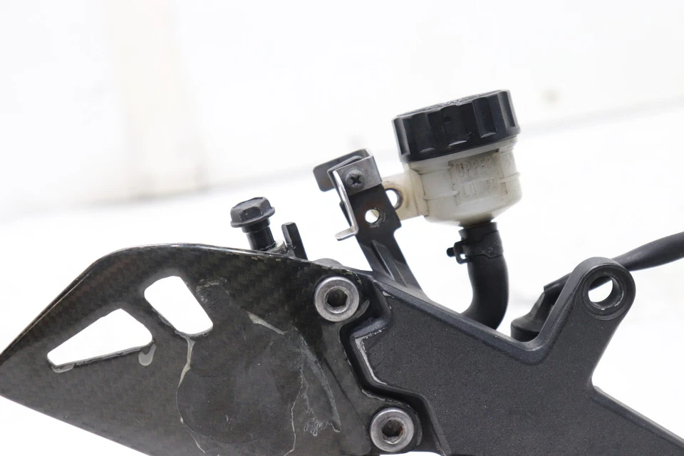 11-20 KAWASAKI NINJA ZX10R OEM JUEGO TRASERO DERECHO CLAVIJA CONDUCTOR REPOSAPIÉS TOPE Foto 3 de 4