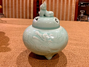 ANTIQUE CHINESE CELADON PORCELAN INCESE BURNER DRAGON DESIGN SIGNED WITH COVER