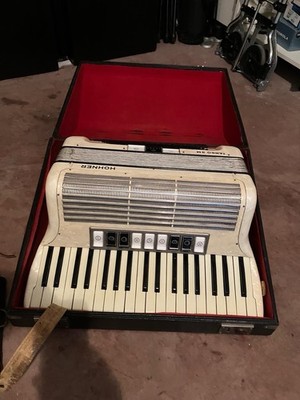 Hohner Tango IIM WHITE Klavierakkordeon mit Koffer - Akkordeon 96 Bässe