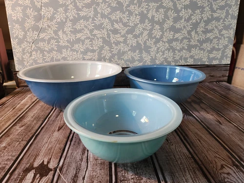 Vintage Pyrex Nesting Bowl Set 3 Pc Tones Of Blue Glass Mixing Clear Bottom M