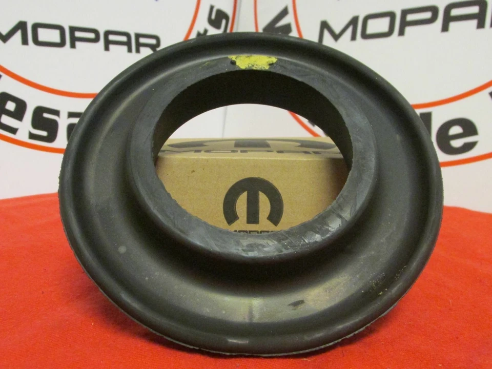 Juego de 2 aisladores de resorte de suspensión delantera Dodge Ram 2500 3500 NUEVO OEM MOPAR Foto 3 de 4