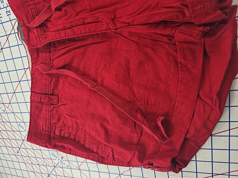 Pantalones cortos Eddie Bauer rojos con puños, talla 12 Foto 3 de 4