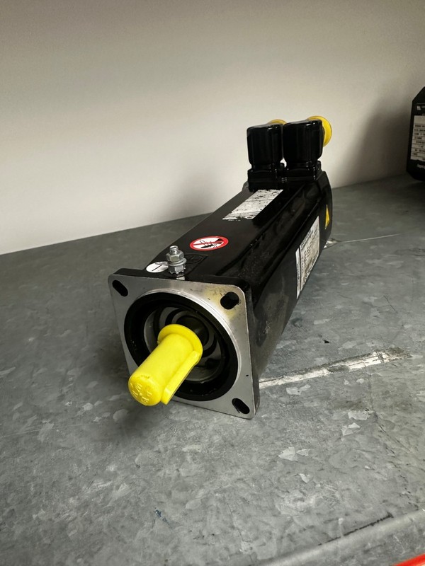 Schneider Electric SH31003P02F2000 (SH100/40080/0/0/00/00/00/11/00) Servo motor