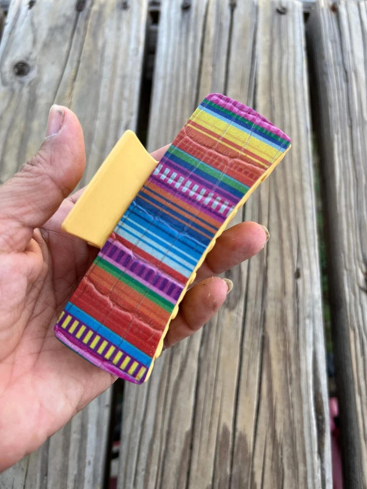 Diseño de cuero Serape de 4 pulgadas en pinza de pelo amarilla Foto 3 de 3