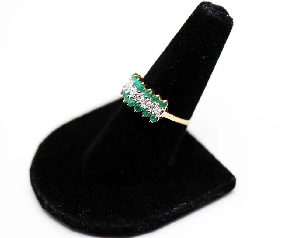 Anillo de cóctel de oro amarillo macizo de 10 k con detalles de diamantes y esmeraldas talla 8 Foto 3 de 4