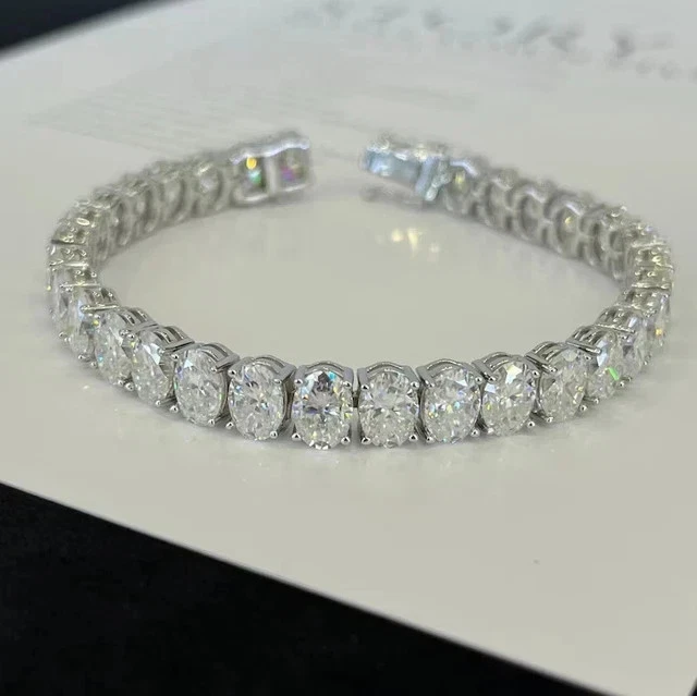 Brazalete de tenis de diamantes de corte ovalado de 15 quilates enchapado en oro blanco de 14 quilates plateado Foto 2 de 4