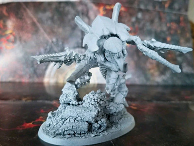 Warhammer 40.000 Tyraniden Carnifex Miniatur unbemalt zusammengebaut Weiß