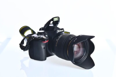 Nikon D5100 mit Objektiv Sigma 18-50mm f/2.8 EX DC