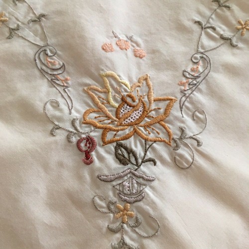 Table Cloth Vintage Lite Peach Pink Card Topper Embroidered 31" Square Flowers - Picture 3 of 4