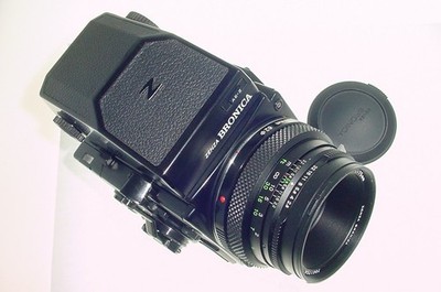 Bronica ETRSi analoge Mittelformatkamera + Zenzanon 75/2.8 EII Objektiv + AE-II Prisma