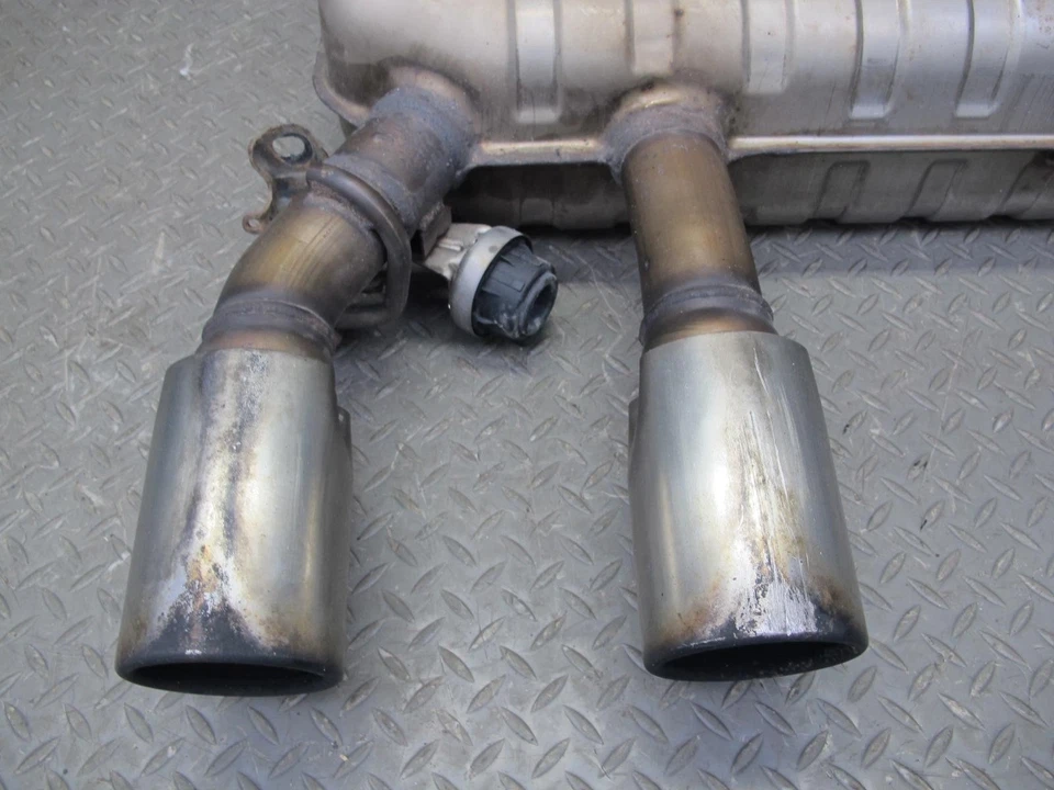 VW GOLF MK5 R32 VR6 2008 3,2 L silenciador de escape trasero con puntas OEM Foto 3 de 4