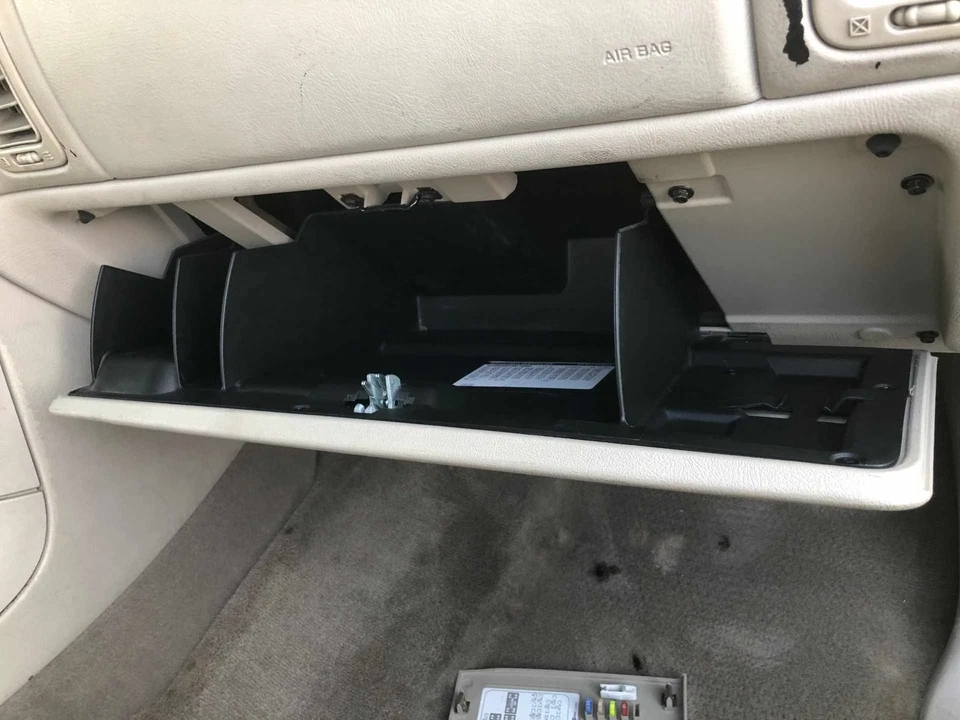 02-05 ESCALADE Glove Box Shale-152 - Image 2 of 2