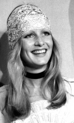 Twiggy at 46th academy Awards on April 2 1974 at the Dorothy - 1974 Old Photo 2