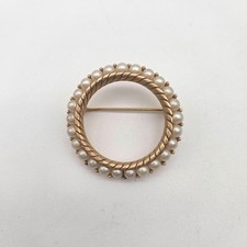 Broche prendedor vintage corona trifari tono dorado imitación semilla perla corona círculo
