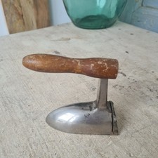 C6044 Miniatur Bügeleisen um 1920 | Schneider Bügeleisen für Ofen