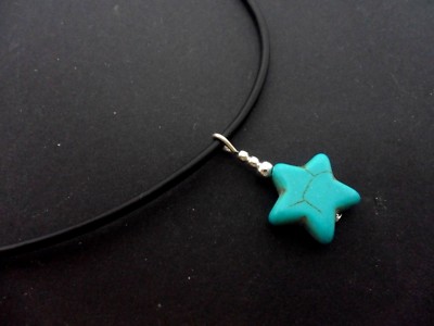 EIN DAMEN SCHWARZ LEDERBAND 13 - 14'' COLLIER TÜRKIS STERN CHARM HALSKETTE. NEU.