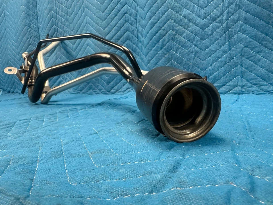 Conjunto de tubo de llenado de combustible Lexus RC350 RC300 RC200t RC F 2015-2021 FABRICANTE DE EQUIPOS ORIGINALES Foto 3 de 4