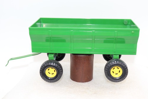 ERTL John Deere Farm Trailer, 8" Long Plastic/Metal, Articulating Tailgate