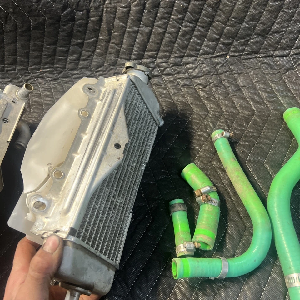 2004 kawasaki kx250f OEM ENGINE MOTOR COOLING COOLER RADIATOR SET WITH GUARDS - Image 3 of 3