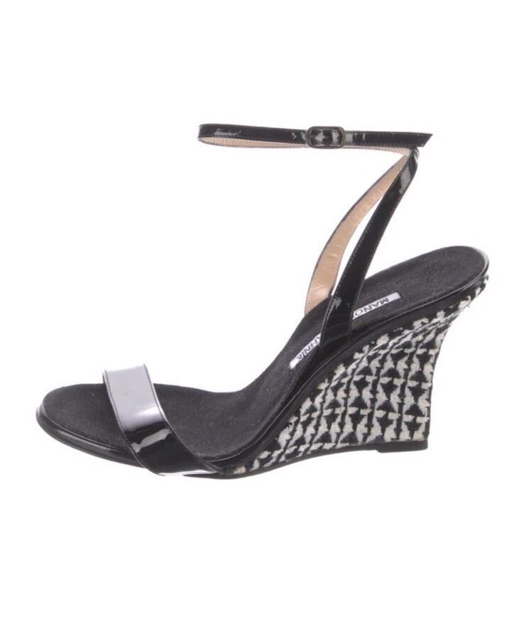 MBT Sandali alla caviglia Manolo Blahnik Ribera neri in pelle verniciata intrecciata con zeppa