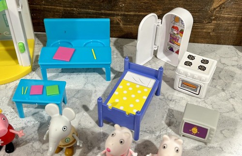 Peppa Pig Shopping Mall Play Set And 13 Figures With Furniture - Picture 3 of 6