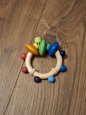 Hess Holzspielzeug Greifling / Rassel &bdquo;Kim&ldquo; &ndash; Regenbogen Farben