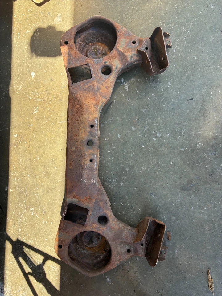 Subquadro dianteiro suporte de motor membro transversal 82–92 Chevrolet Camaro 3ª geração - Imagem 4 de 4