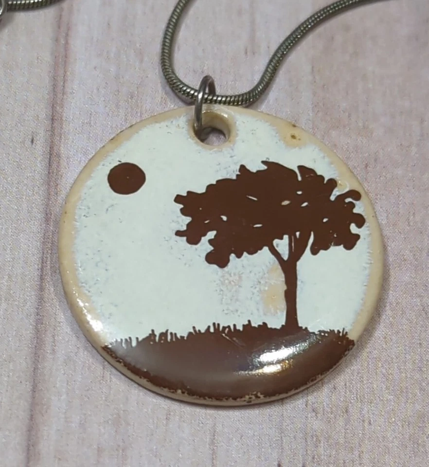 Collar colgante de cerámica Dotti Potts hecho a mano en árbol de Canadá en campo  Foto 2 de 3