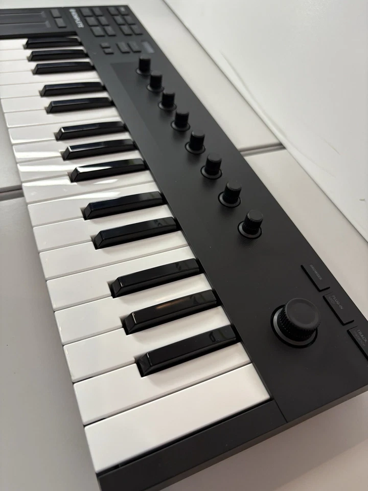 Native Instruments KOMPLETE KONTROL M32 Midi Kontrol Retour - Bild 3 von 4