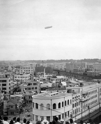 Graf Zeppelin flies over Tokyo on August 19 1929 in Tokyo Japan Old Photo 1