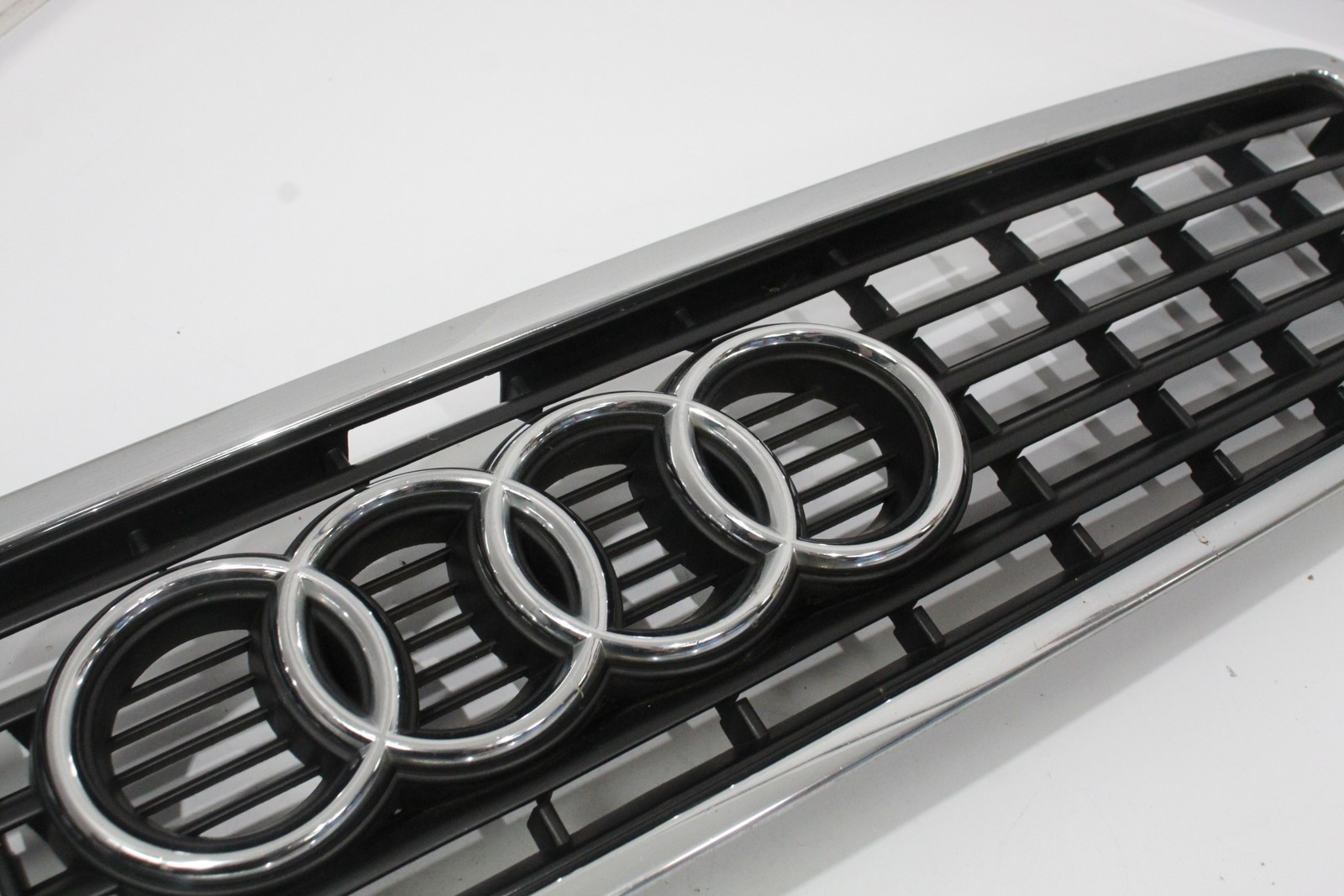 Audi A8 4D D2 FL FL Front Centre Bonnet Grill 4D0853651N thumbnail 4