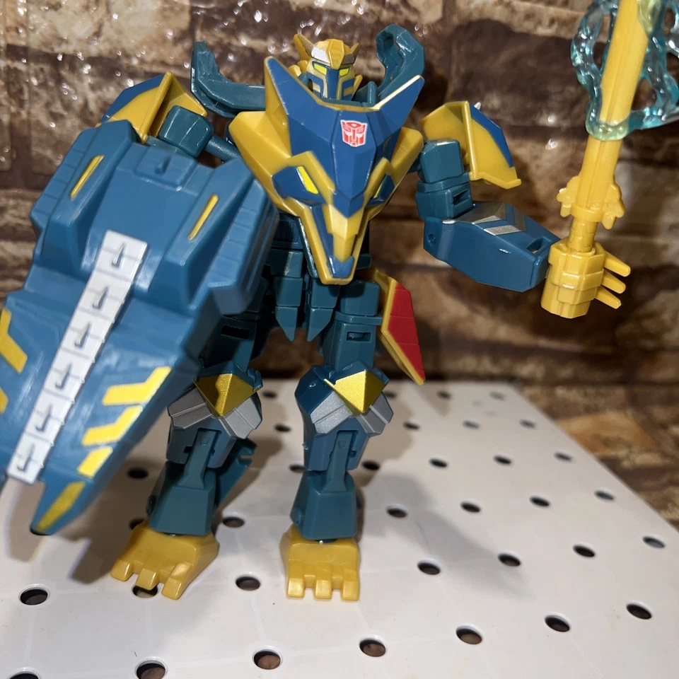 Hasbro Transformers Thunderhowl Bumblebee Cyberverse Adventures Deluxe - Image 3 of 4