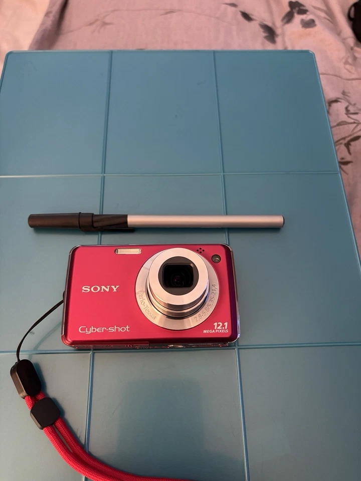 Sony CyberShot DSC-W230-12.1 MP-RED-Dig Camera-SD Card-Charger & Case-Near Mint - Image 2 of 4