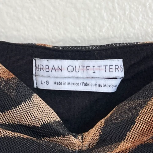Top recortado de malla Mariana Urban Outfitters para mujer con estampado de tigre talla GRANDE Foto 4 de 4