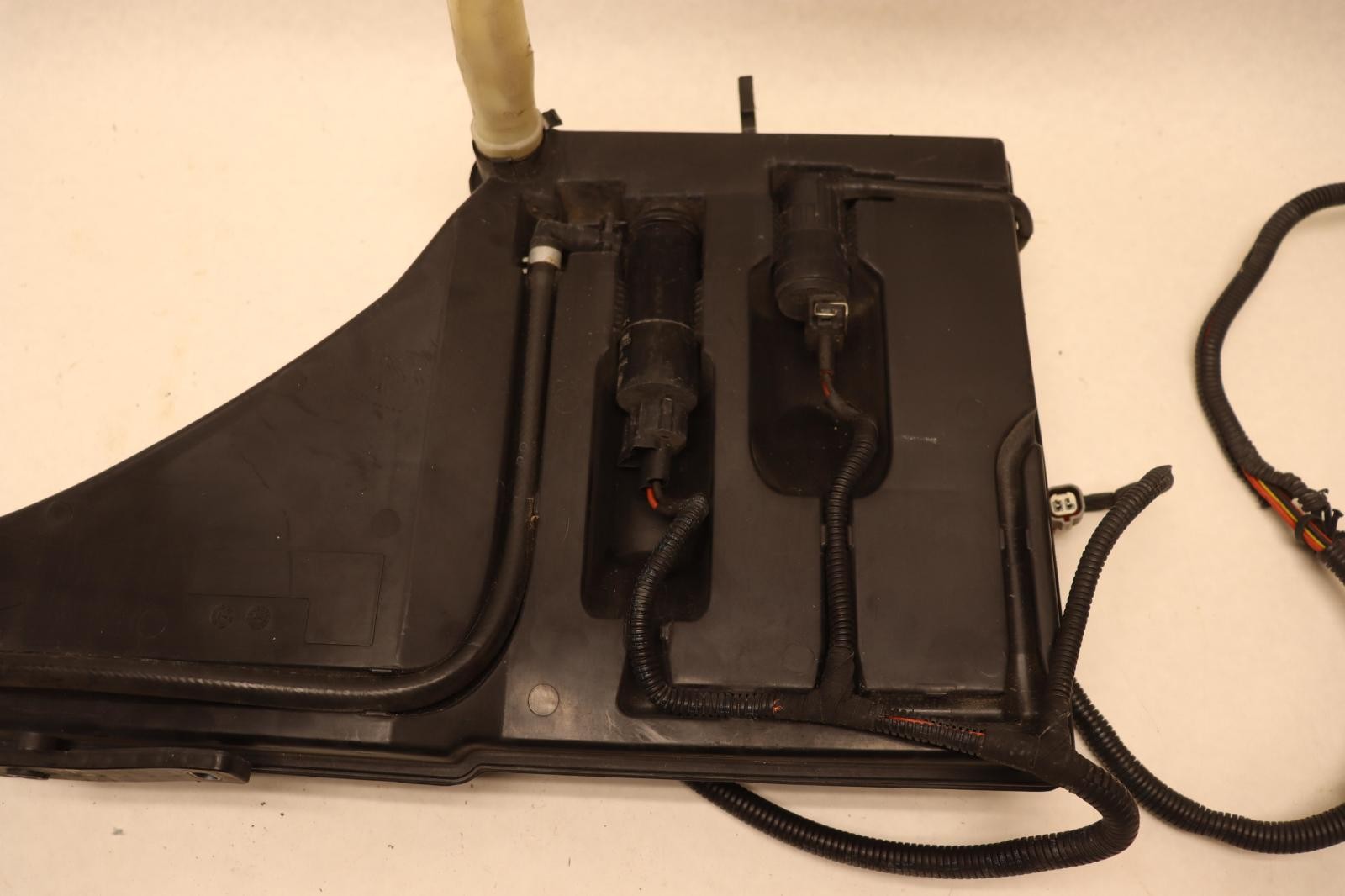 2014-2020 MASERATI QUATTROPORTE FRONT WINDSHIELD WASHER FLUID RESERVOIR TANK OEM