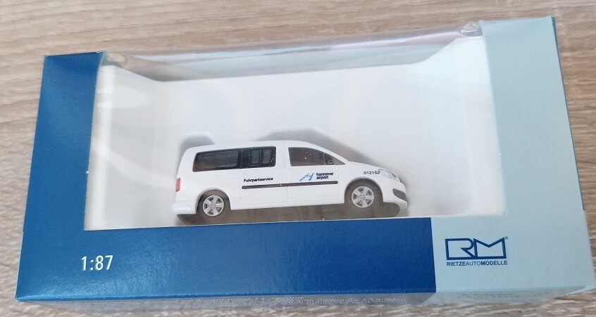 Rietze 31819 - 1/87 Volkswagen Caddy Maxi Bus '11 Hannover Airport Fleet Service