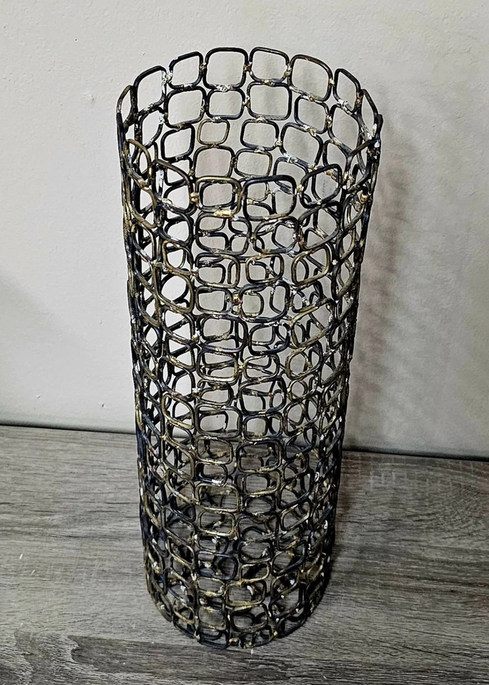 Candelabro de alambre de metal marrón oscuro con detalles dorados 14,5" de alto Foto 2 de 4