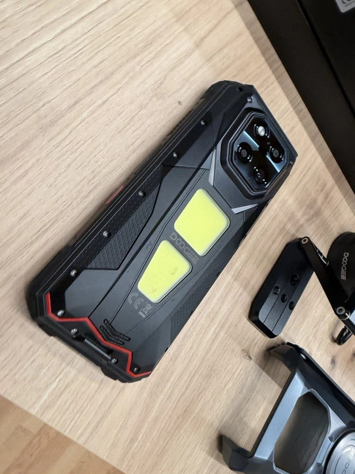 Doogee V Max Play Edizione VIP rugged Android Con Proiettore Integrato - Immagine 2 di 4