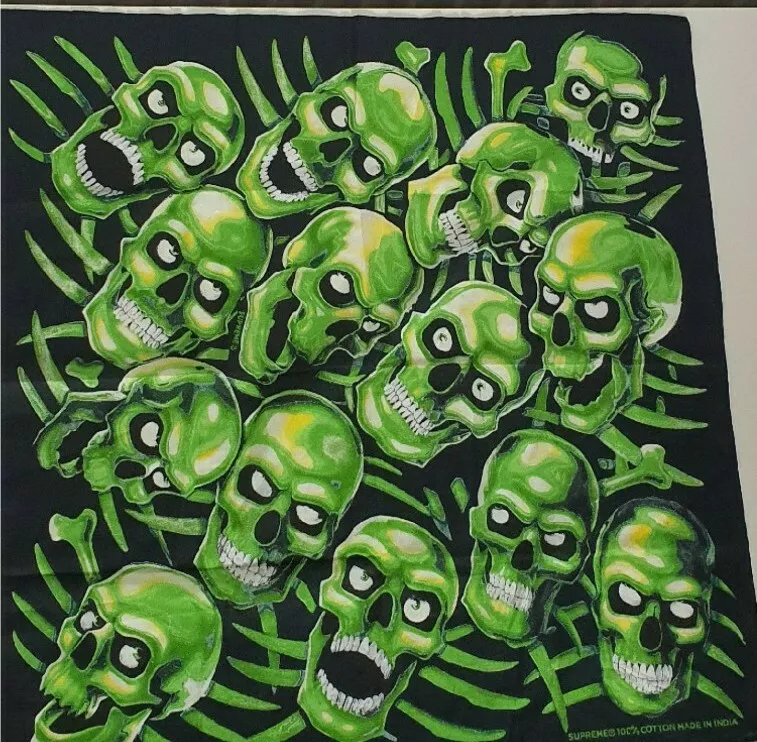 SS18 Supreme Skull Pile bandana vert brillant dans le noir écharpe accessoire