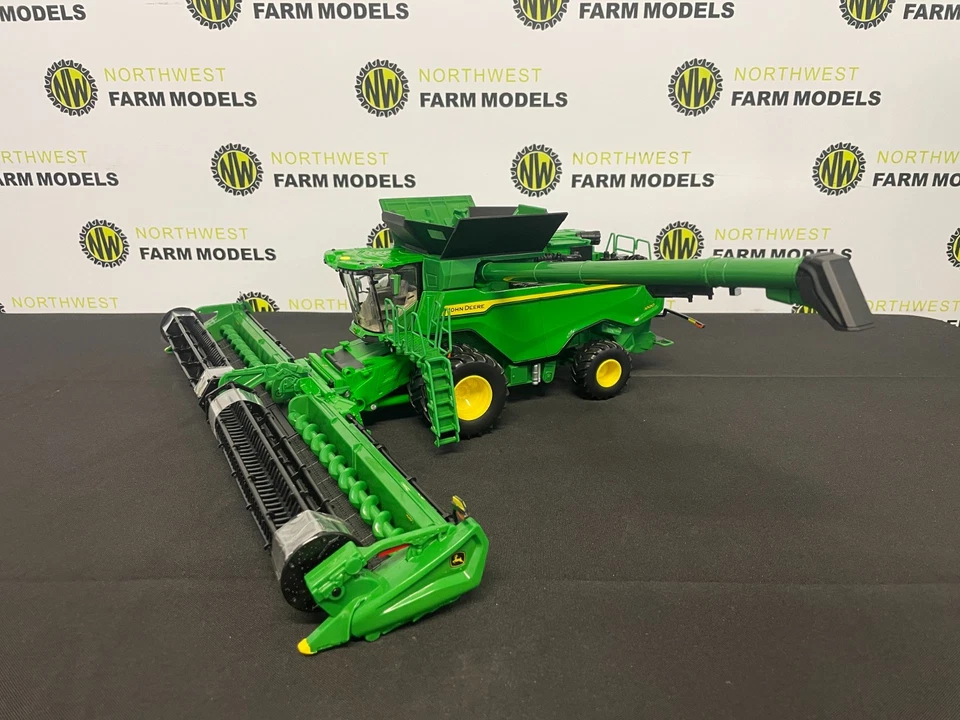 ERTL 45750 1:32 SCALE JOHN DEERE X9 1000 COMBINE HARVESTER WITH DUAL WHEELS - Image 2 of 4