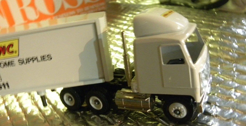 ANIMAL MEDIC INC MANCHESTER PA. TRACTOR & TRAILER 1991 WINROSS Die-cast  Semi - Image 3 of 4